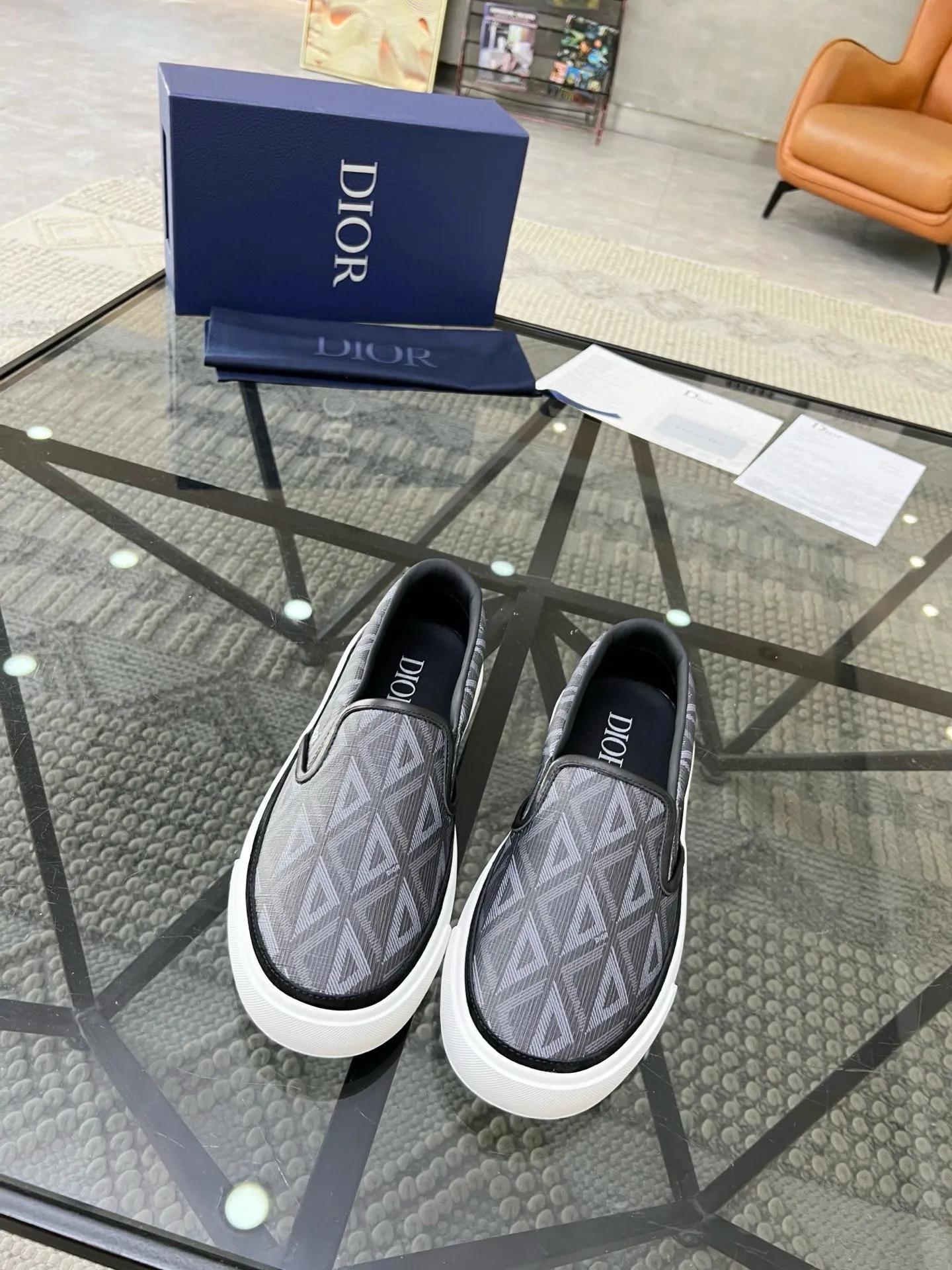 Factory price: 380💰D 🔍Top purchasing agent🇮🇹 Dior's super popular sneakers, popular sneakers, new products are synchronized with the counters. The uppers are imported cowhide from Italy. It is perfectly reproduced with complex craftsmanship that is a must-have for fashionistas. Imported soft water-dyed cowhide lining and foot pads Sole: The original sole is specially provided by the original factory, the exclusive movable molded sole is super comfortable, the original factory follows the order, 🔍🔍high quality, you can enter and exit the counter at will, welcome to compare, the code number is 39-44 (38 45 can be ordered)